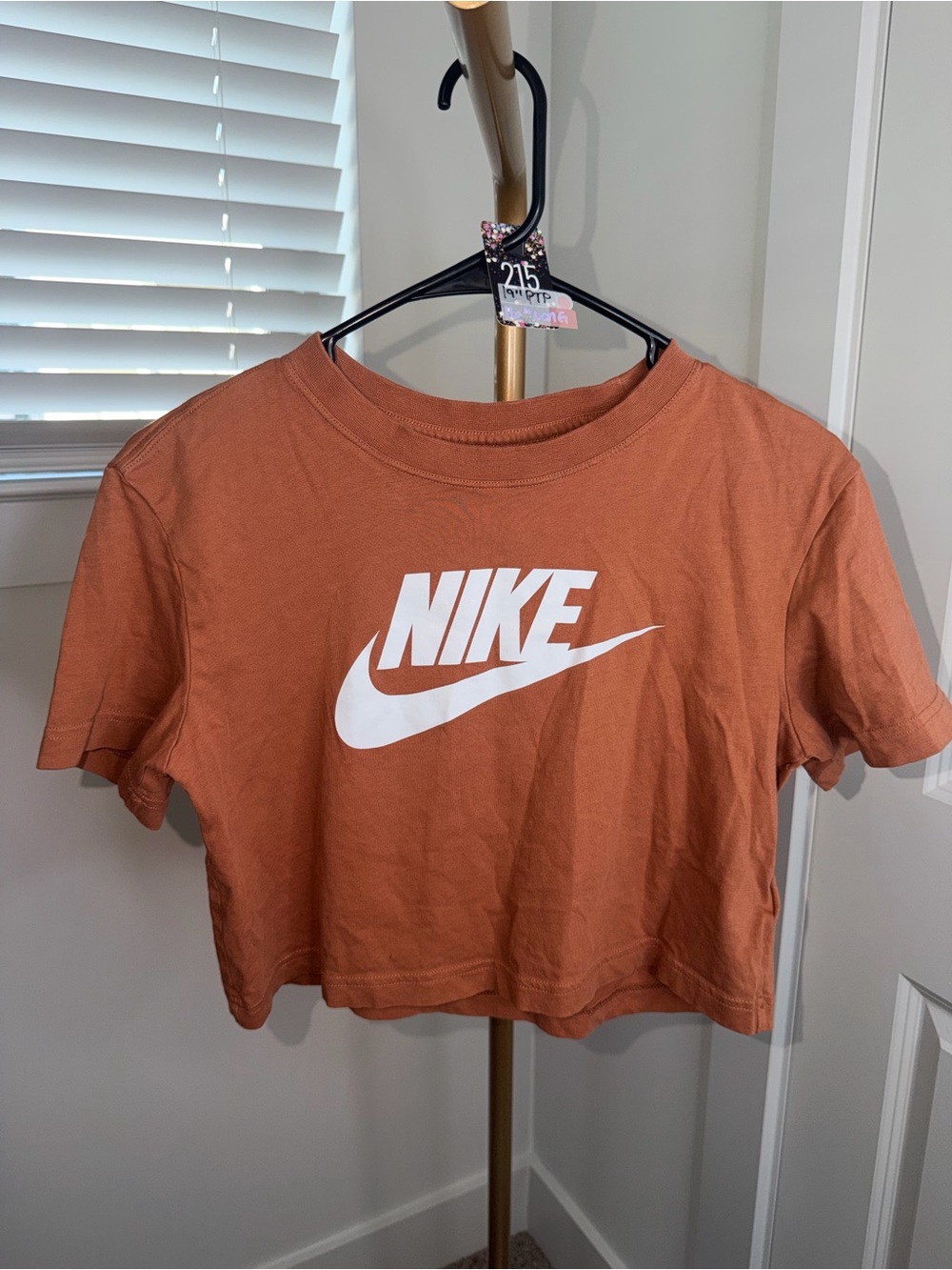 215 & 57. Nike Sportswear Essential Cropped Logo T-Shirt Mineral Clay